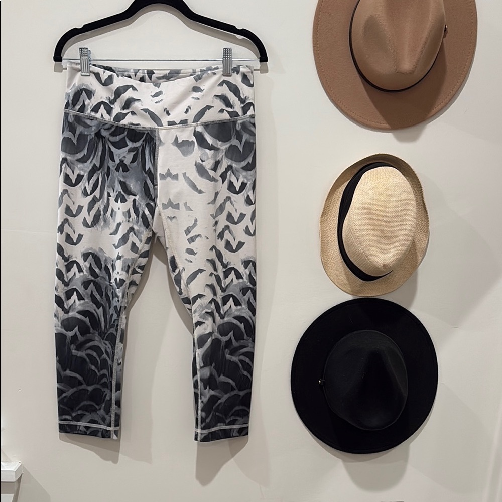 Lululemon Stylish Black and White Patterned capri Leggings